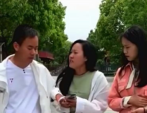 两个小姐姐抢一个小哥哥,两位小姐姐为爱争抢一位小哥哥！”