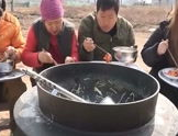 农村小姐姐一个人吃面条,农村小姐姐的简单面条时光