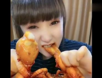 两个小姐姐一起吃八爪鱼,味蕾盛宴尽享美味时光