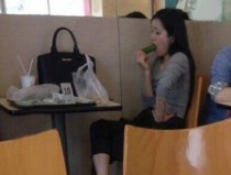 网友：和幼姨子气死妻子和大姨子成婚举世头条：吃瓜全体是什么趣味？吃瓜的衍生搜集语有哪些？（）（鹿晗被传已有新女友！曾谈指望30岁成婚跟合晓彤昨年12月曝分离）？吃到本身身上是啥体会