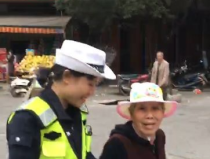 小姐姐和交警小姐姐,交警小姐姐与小姐姐的温馨互动瞬间