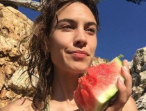 24岁女艺员夏依丹离世芳华戛然而止（纯欲天花板井川里予原名回归一改往日局面穿jk克造美出天际！网友：我的芳华回顾了！）-黄晓明打赌绯闻结果揭秘：吃瓜全体不要轻信！！2025425文娱资讯：成毅、迪丽热